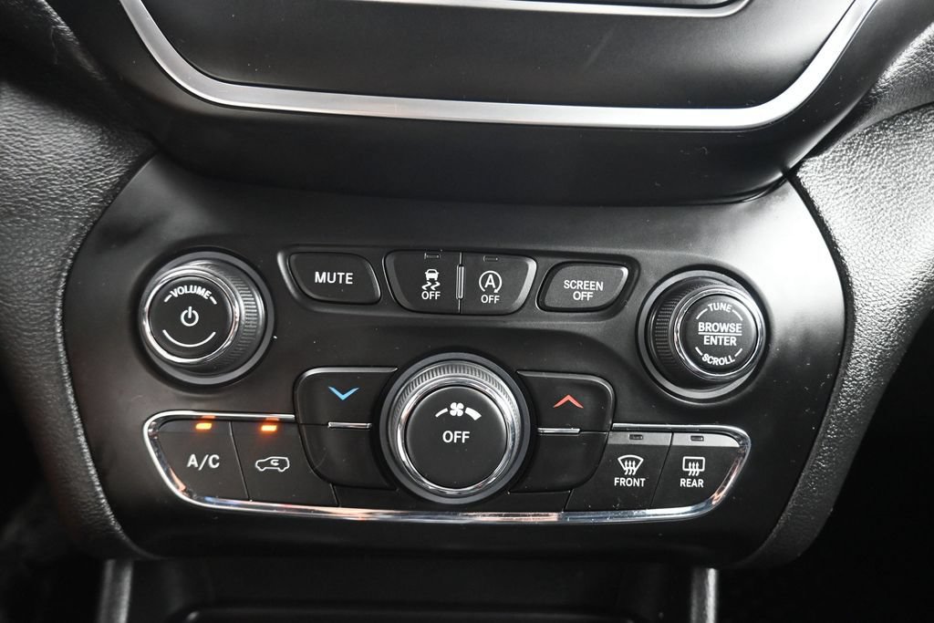 Used 2019 Jeep Cherokee Latitude Plus w/ Cold Weather Group AWD/4WD image 21