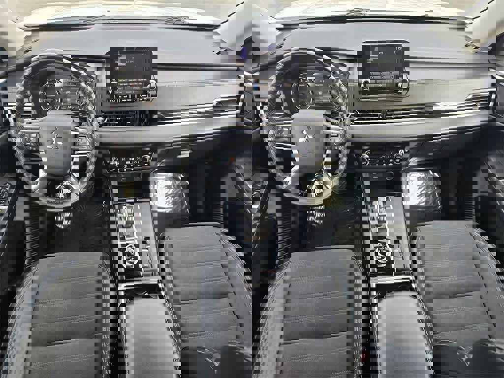 Used 2023 Mitsubishi Outlander SE image 9