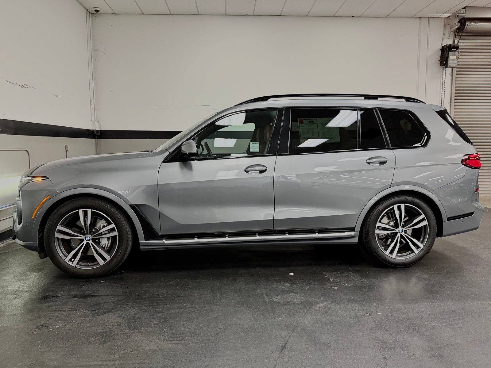 Used 2023 BMW X7 xDrive40i w/ M Sport Package AWD/4WD image 9
