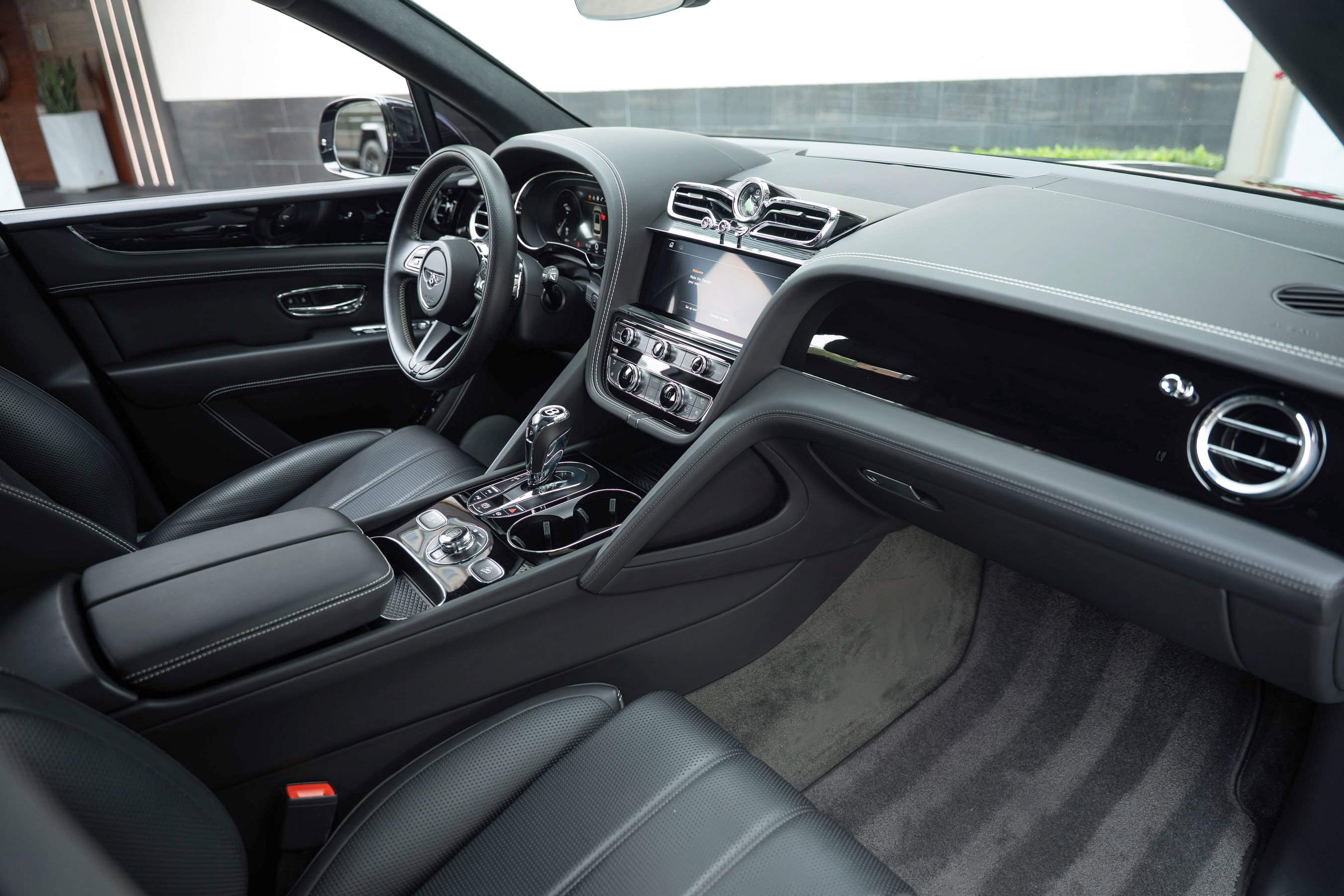 Used 2023 Bentley Bentayga AWD/4WD image 2