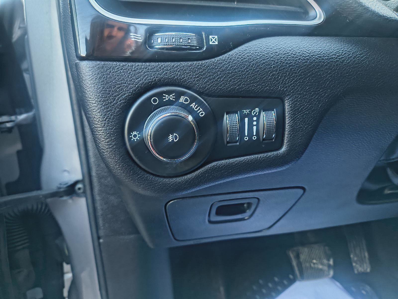 Used 2020 Jeep Cherokee Latitude Plus image 14