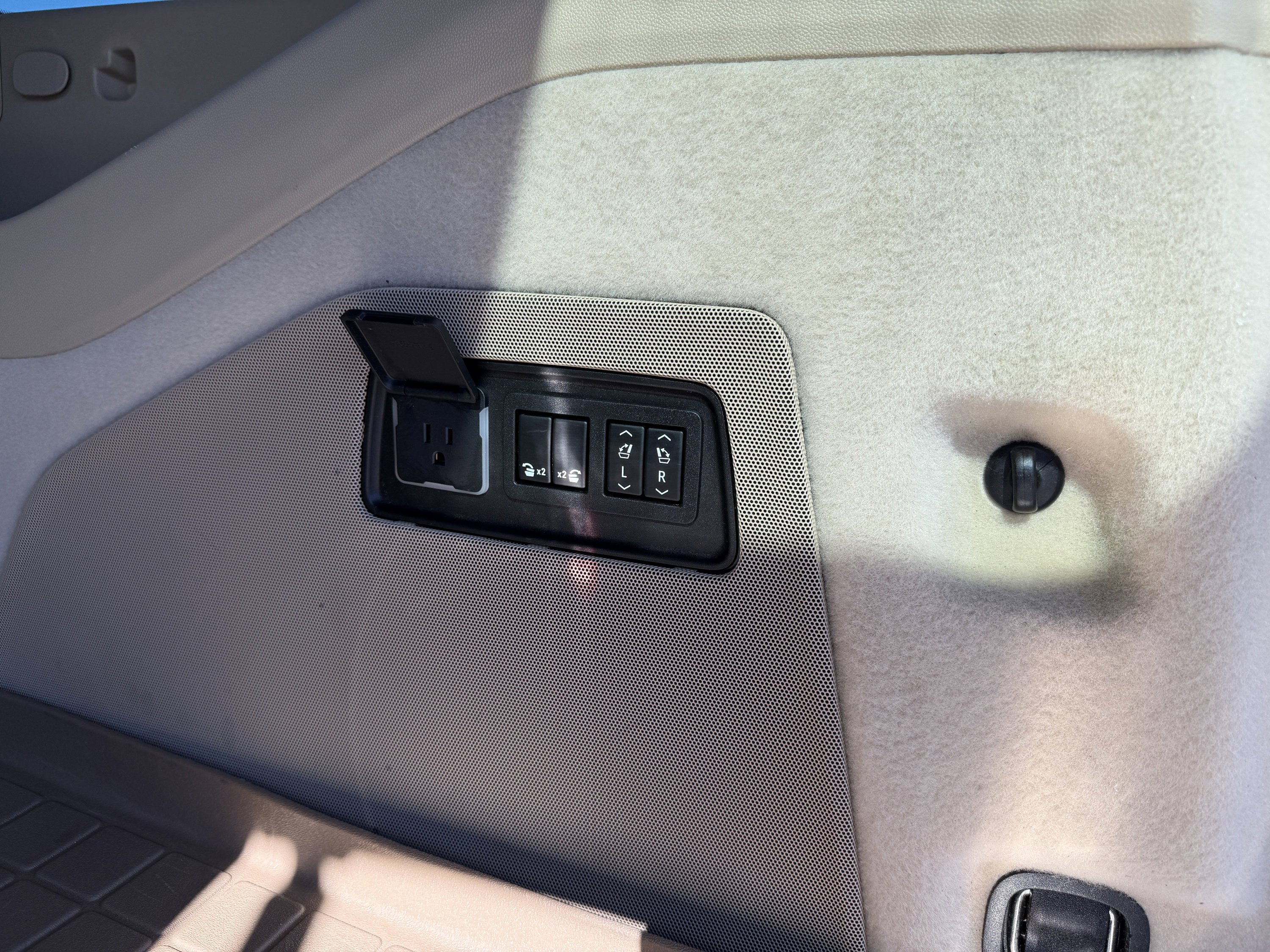 Used 2021 Cadillac Escalade ESV Premium Luxury w/ LPO, Illumination Package image 12