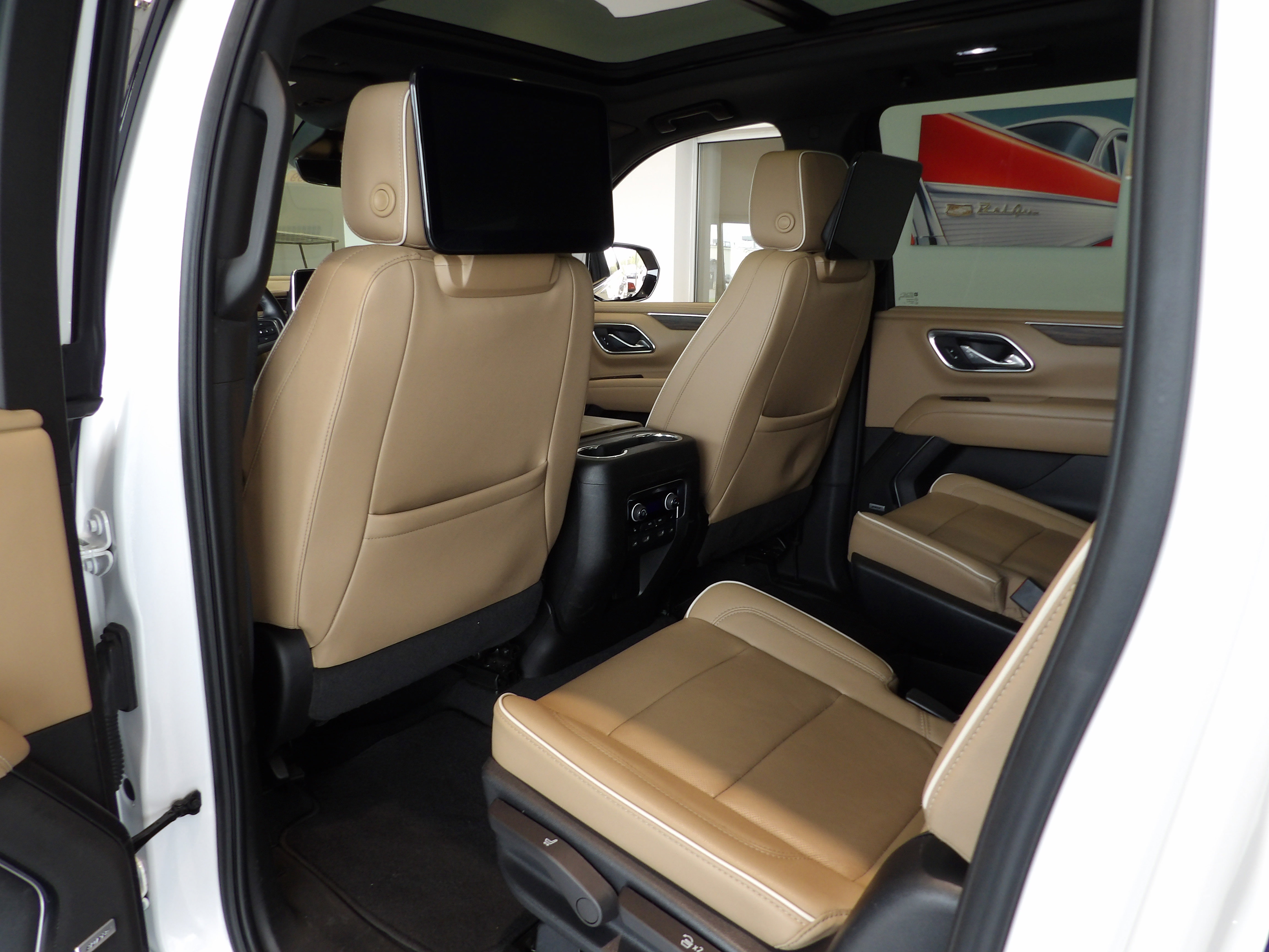 Used 2023 Chevrolet Suburban Premier AWD/4WD image 19