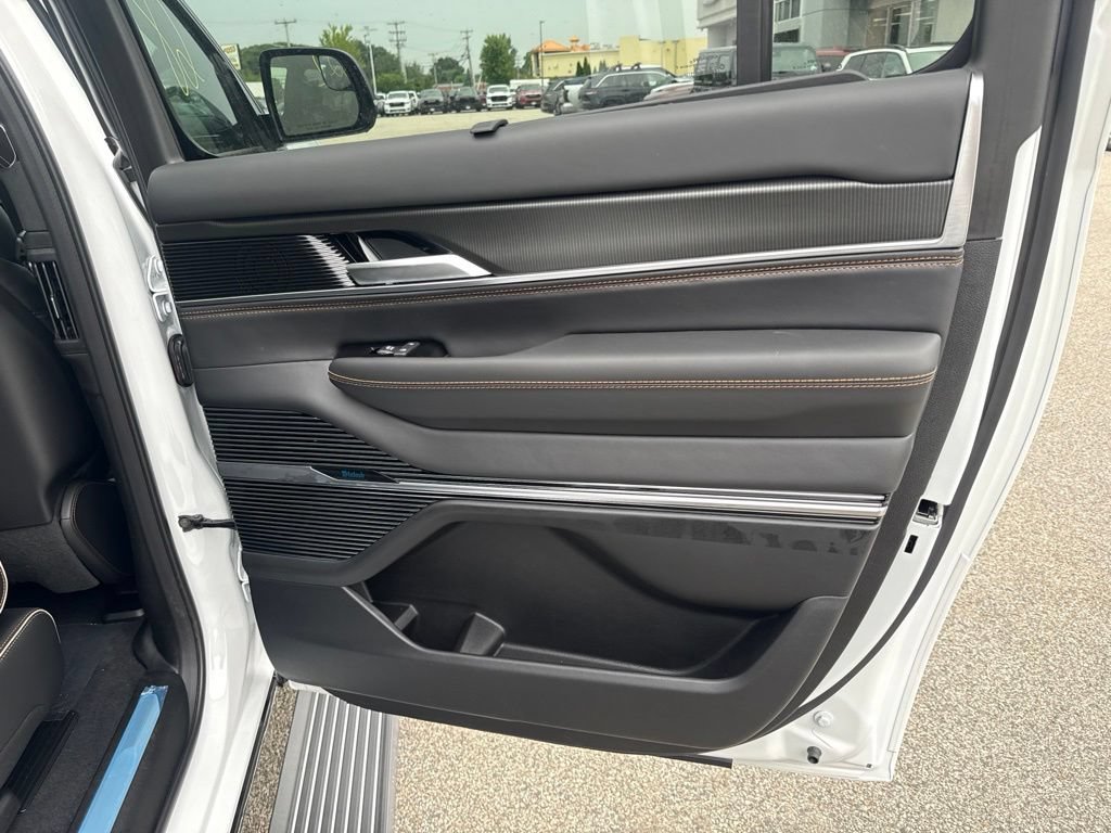 New 2026 Jeep Grand Wagoneer L Summit AWD/4WD image 32