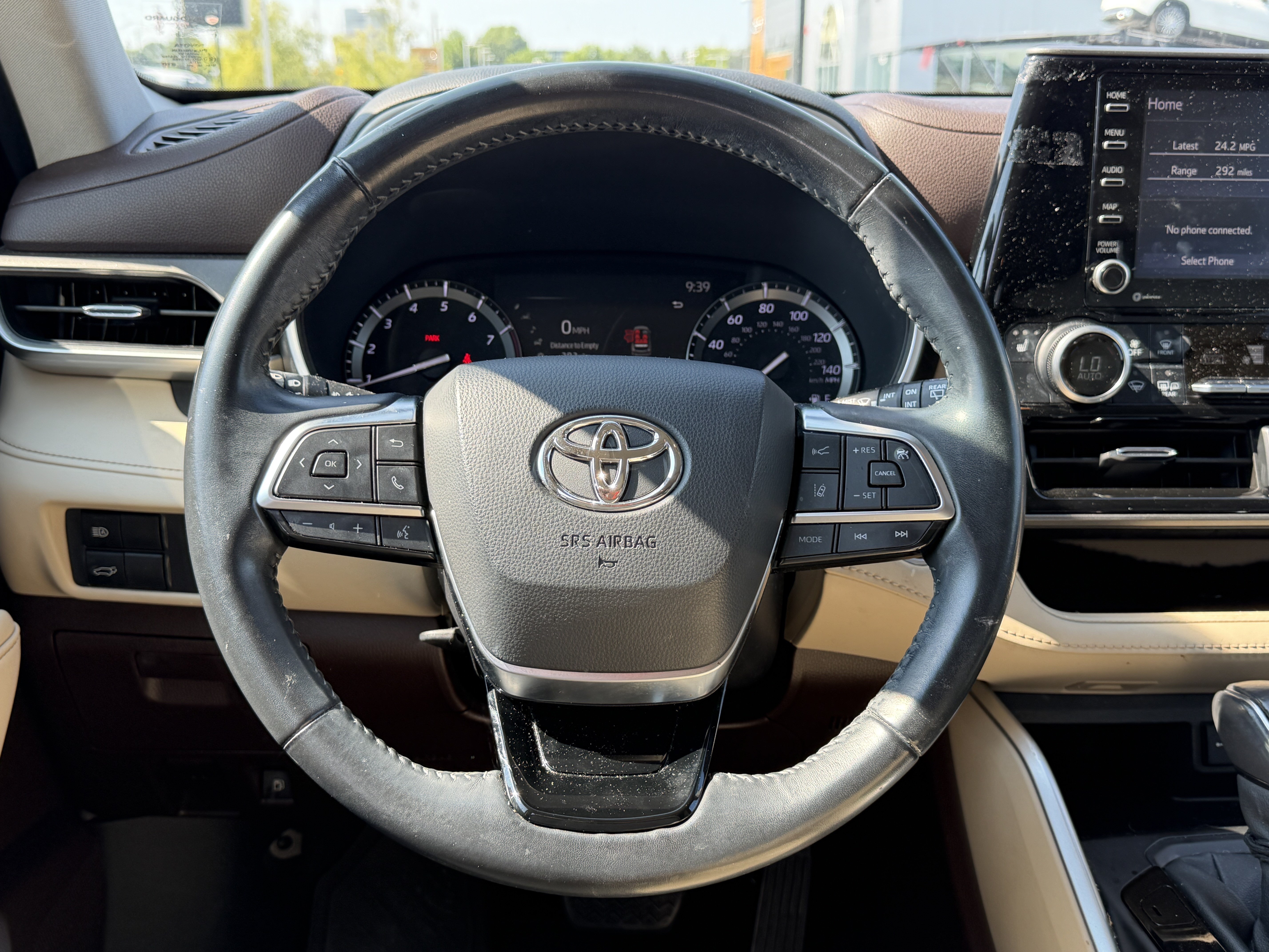 Used 2021 Toyota Highlander XLE FWD image 3