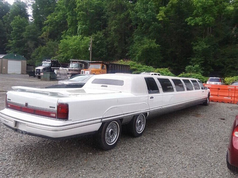 Used 1993 Lincoln Town Car Executive RWD image 3