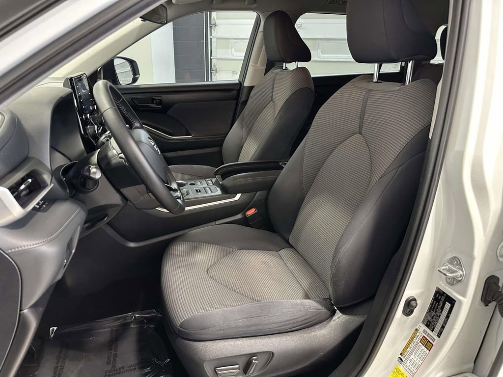 Used 2020 Toyota Highlander LE image 16