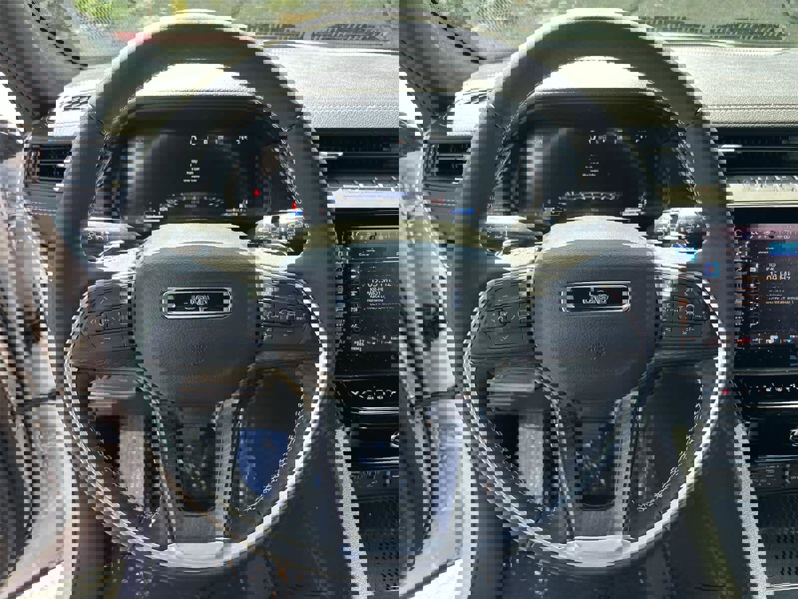 Used 2026 Jeep Grand Cherokee Altitude RWD image 15