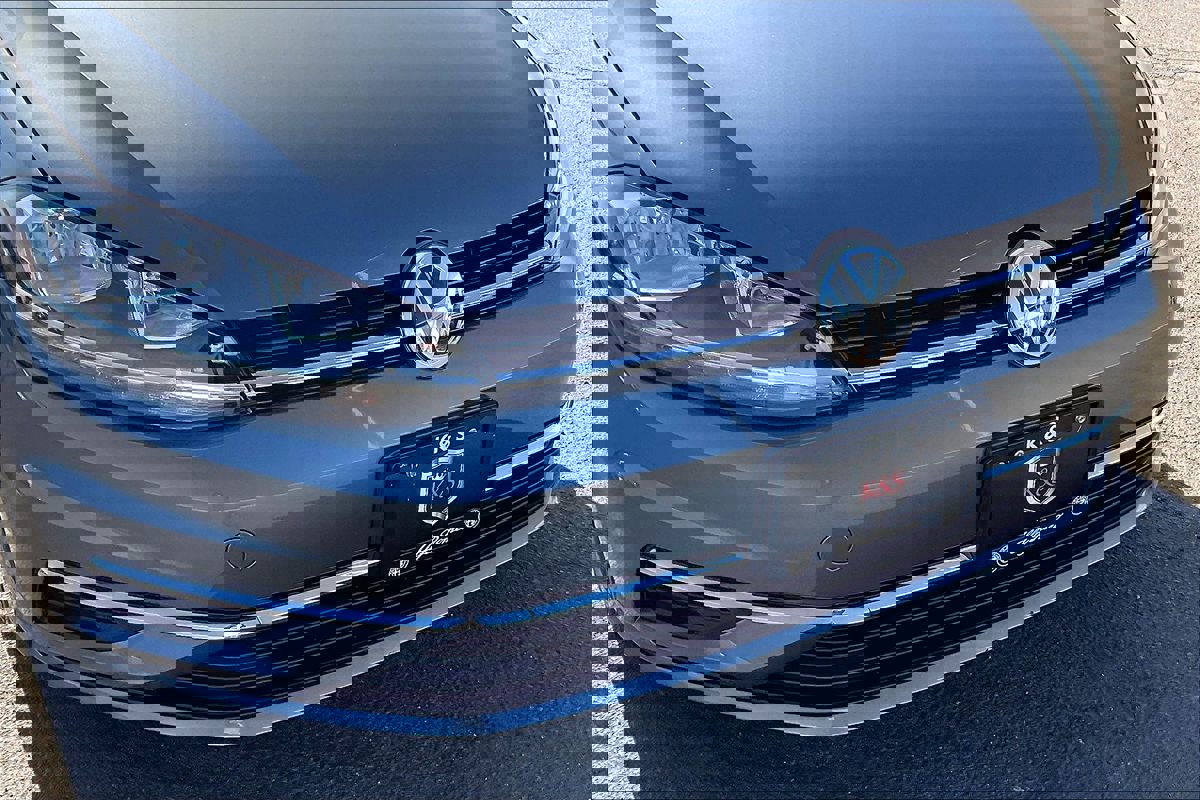 Used 2019 Volkswagen Golf S image 11