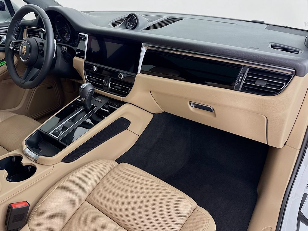 Used 2025 Porsche Macan AWD/4WD image 31