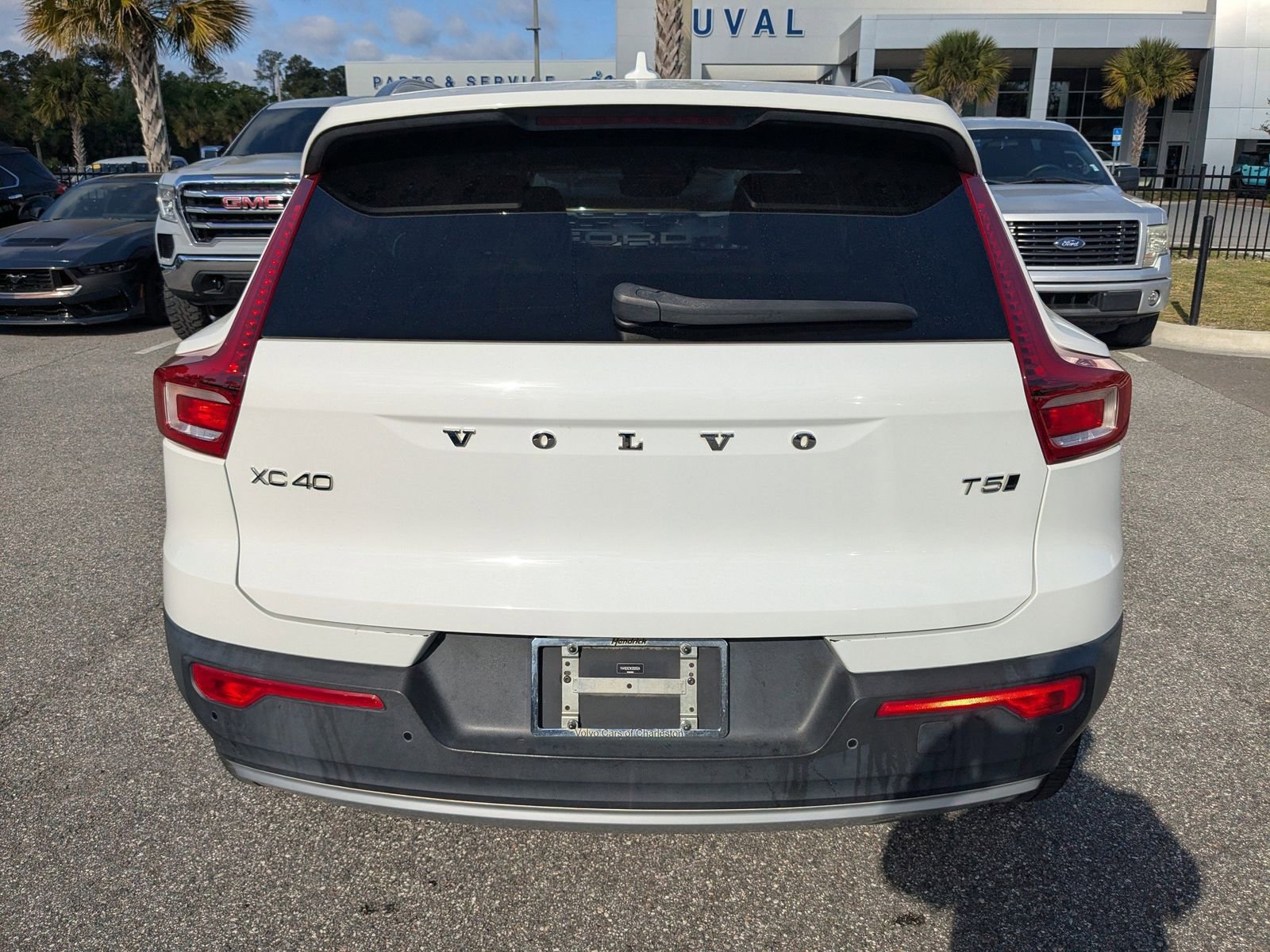 Used 2019 Volvo XC40 T5 Momentum image 5
