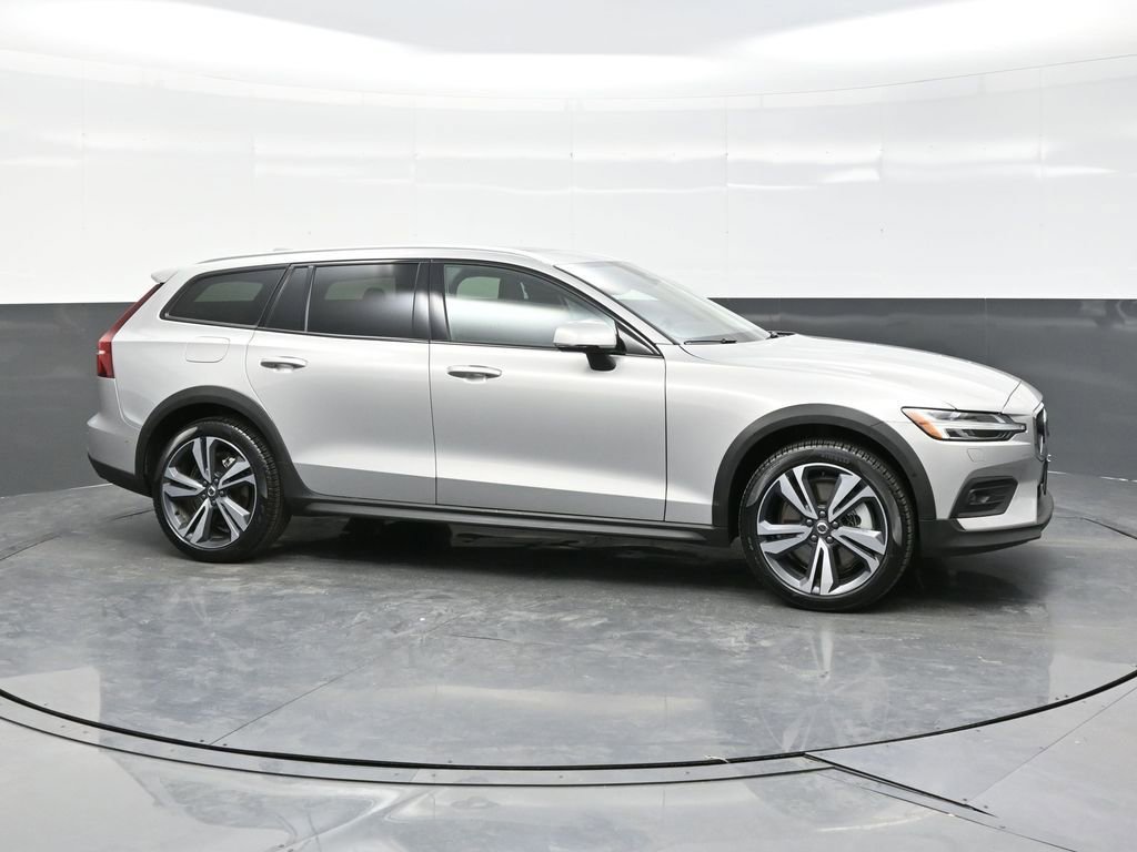 Used 2025 Volvo V60 B5 Cross Country Plus AWD/4WD image 8