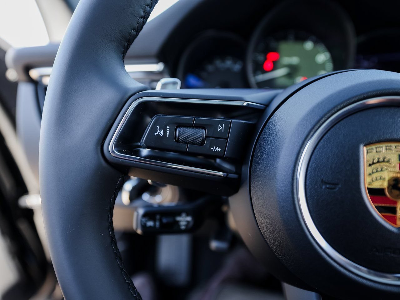 Certified 2026 Porsche Macan AWD/4WD image 17