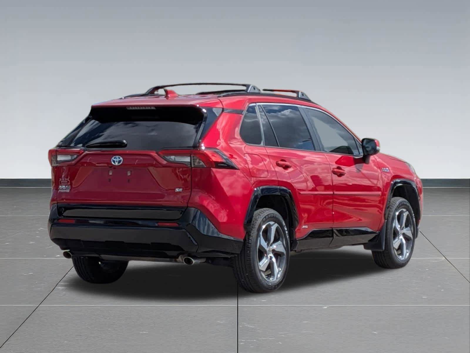 Used 2022 Toyota RAV4 SE w/ Weather & Moonroof Package AWD/4WD image 5