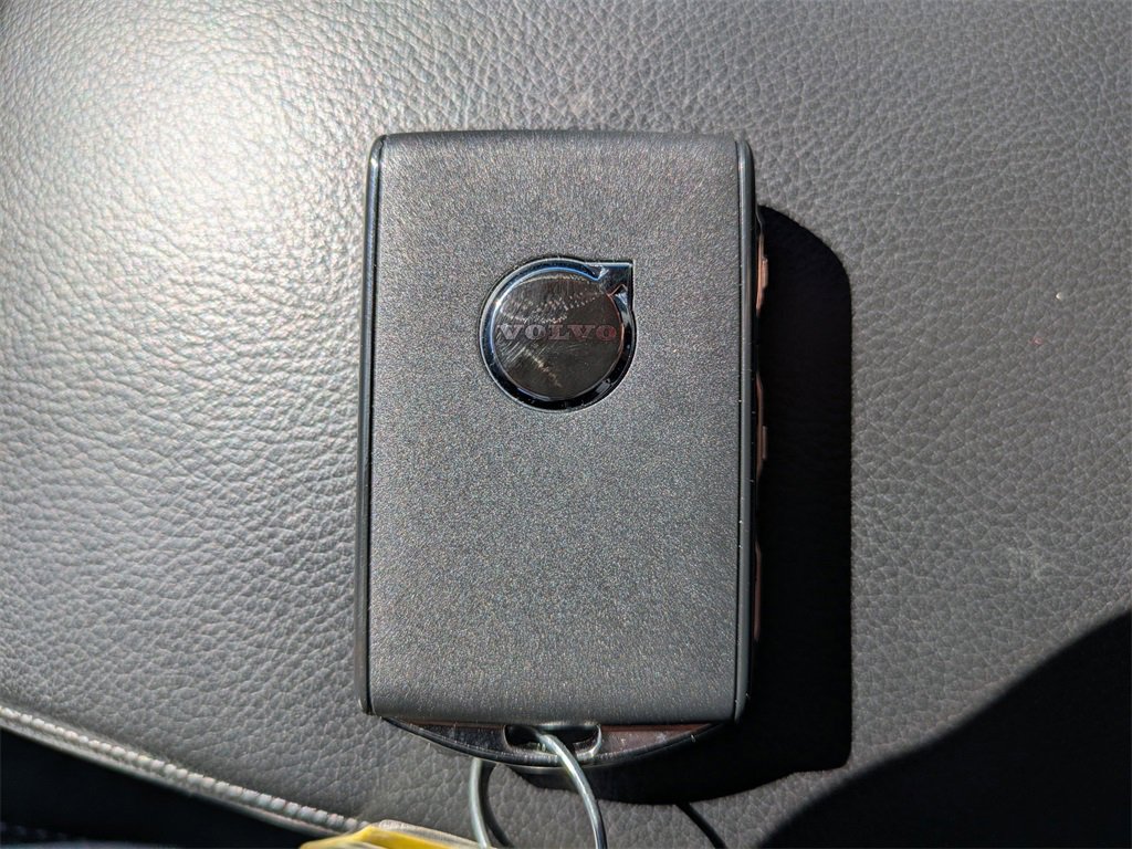 Certified 2025 Volvo XC40 B5 Core image 28