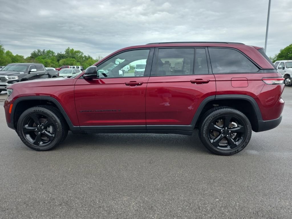 Used 2023 Jeep Grand Cherokee Altitude AWD/4WD image 8