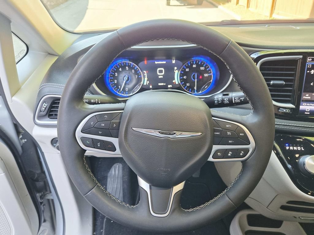 Used 2022 Chrysler Pacifica Touring-L AWD/4WD image 19