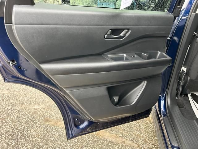 Used 2025 Nissan Pathfinder SV AWD/4WD image 13