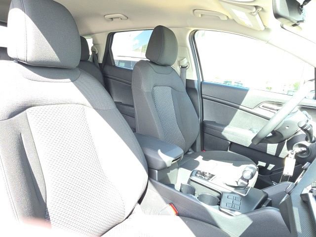 Used 2025 Kia Sportage LX image 8