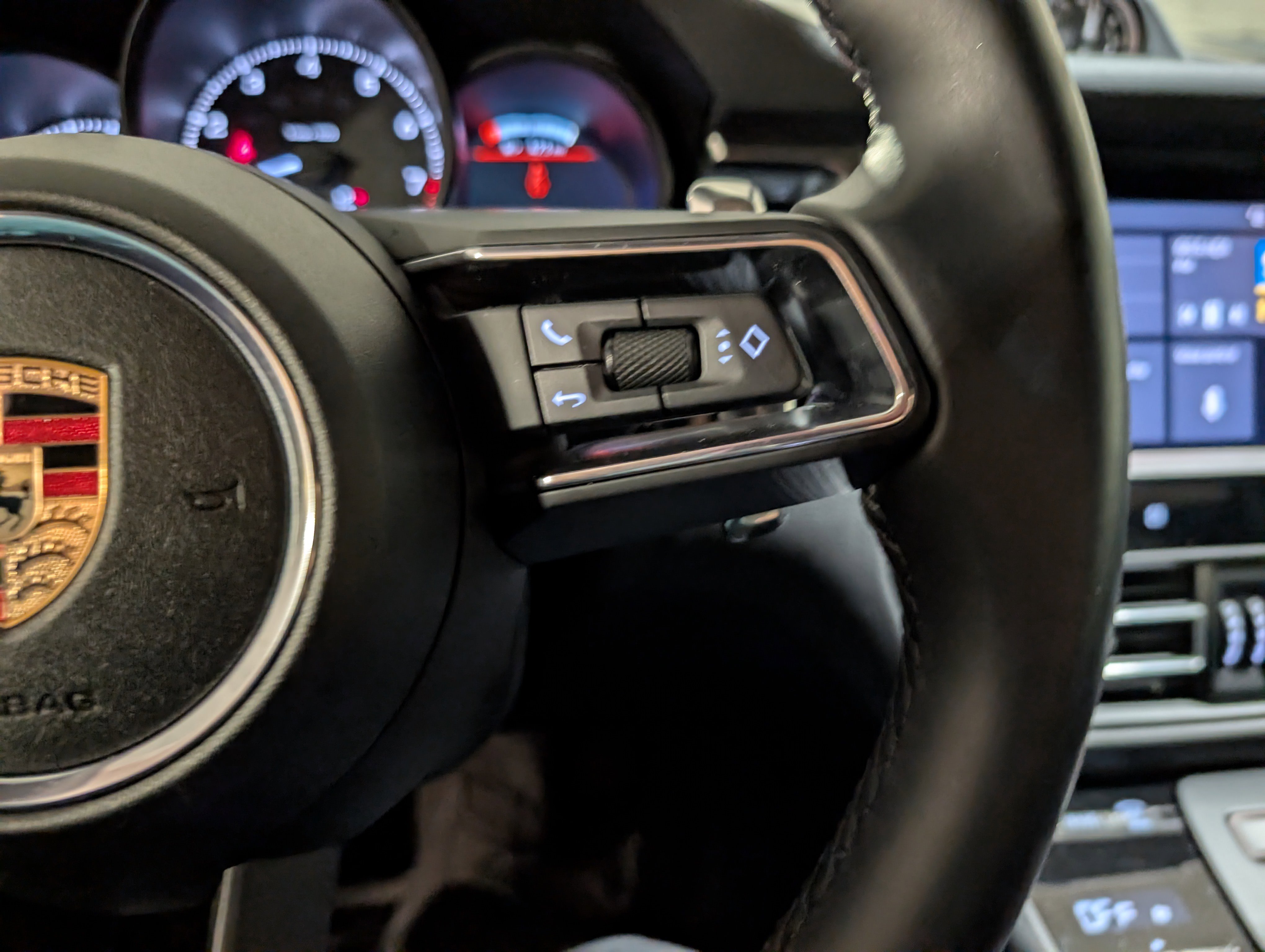 Certified 2025 Porsche Macan image 32