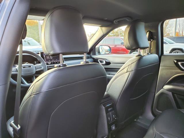 Used 2026 Jeep Compass Limited image 23