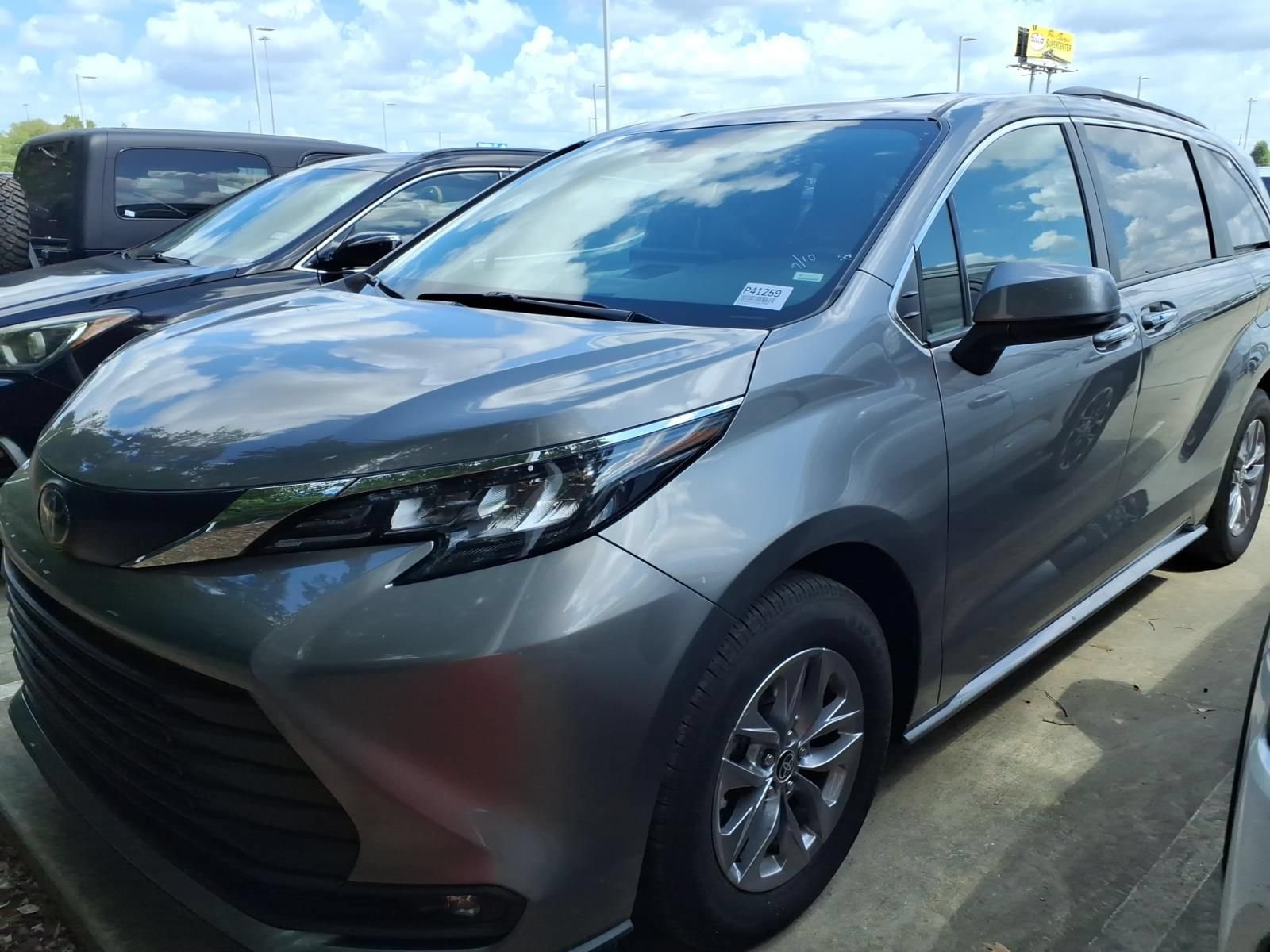Used 2026 Toyota Sienna XLE FWD image 4