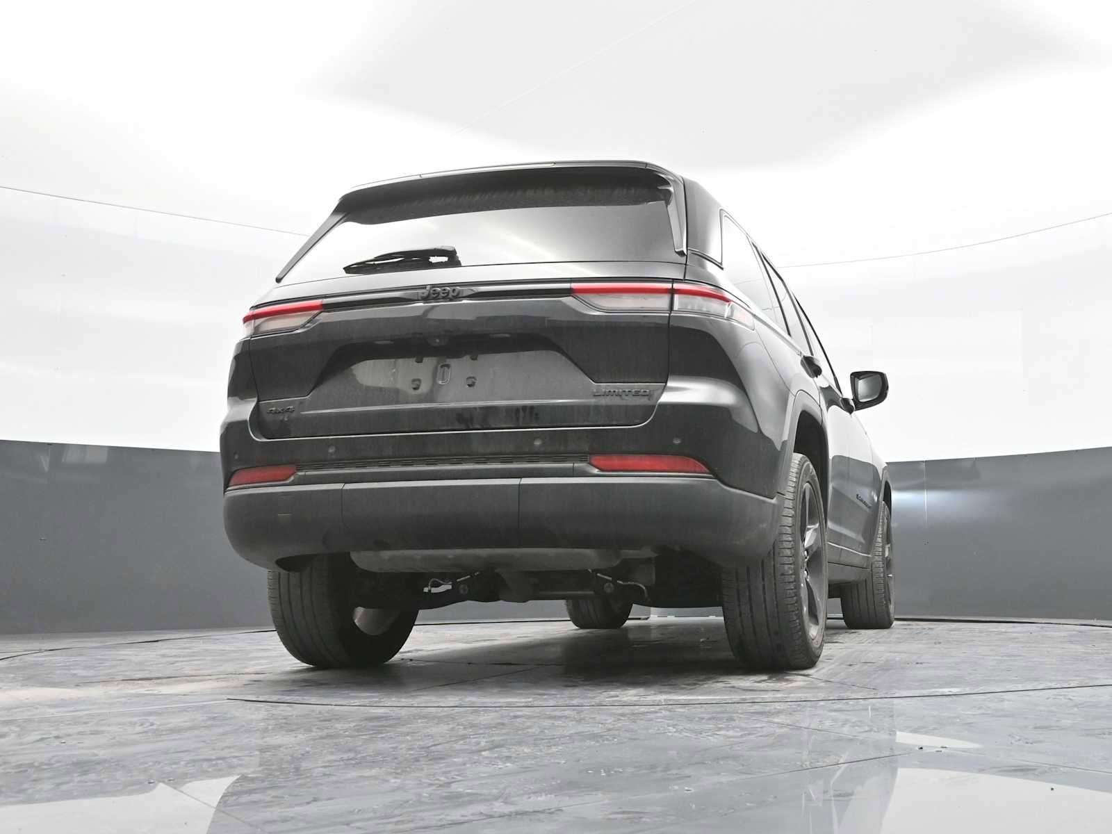 Used 2023 Jeep Grand Cherokee Limited w/ Black Appearance Package image 39