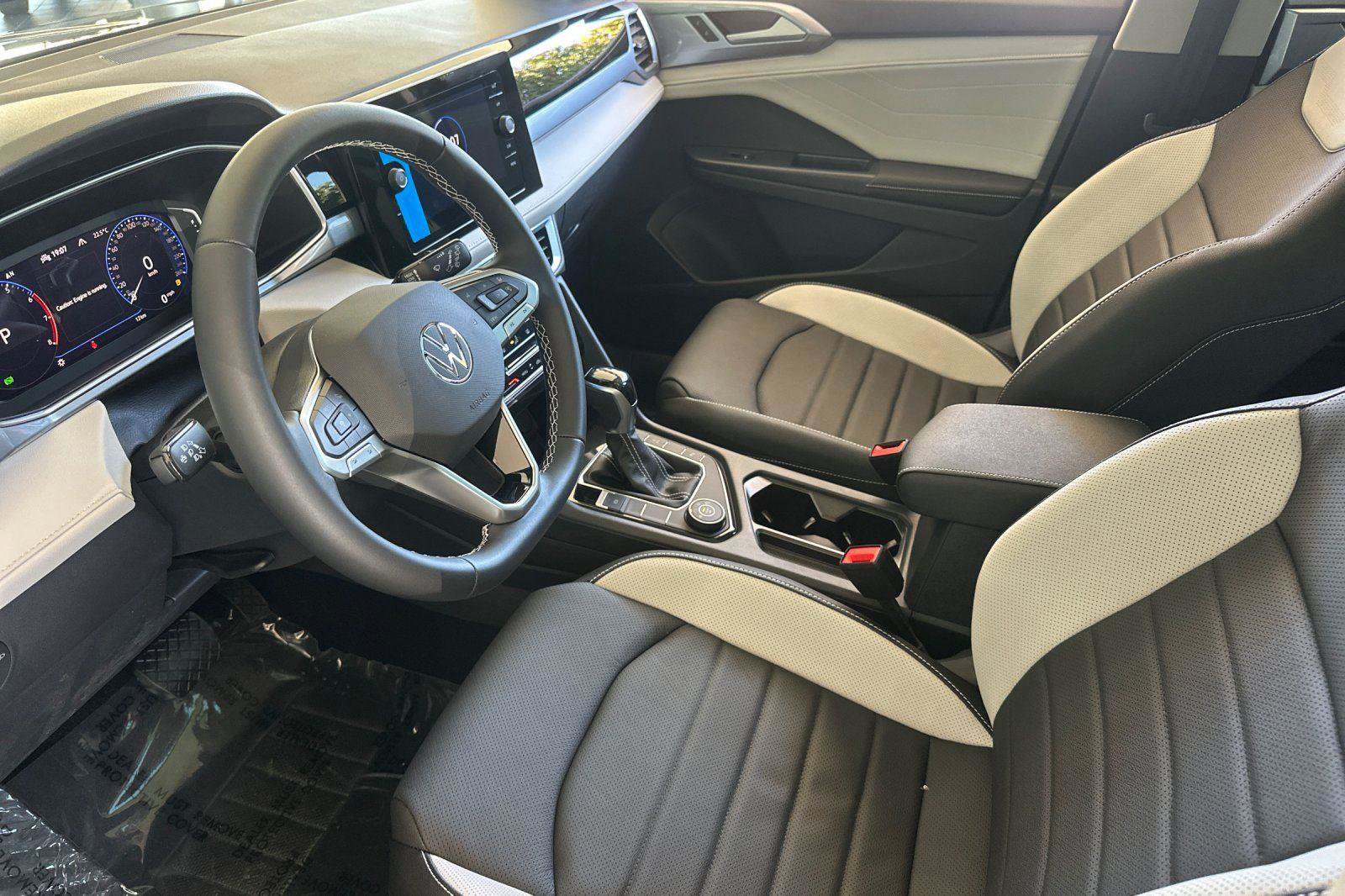 New 2025 Volkswagen Taos SEL image 9