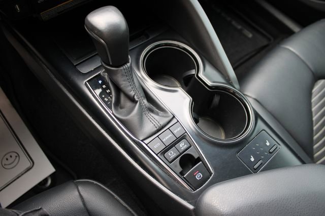 Used 2019 Toyota Camry SE w/ Sunroof Package image 16