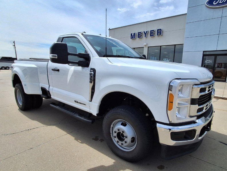 Used 2023 Ford F350 XLT image 3