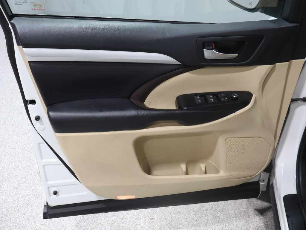 Used 2018 Toyota Highlander XLE AWD/4WD image 13