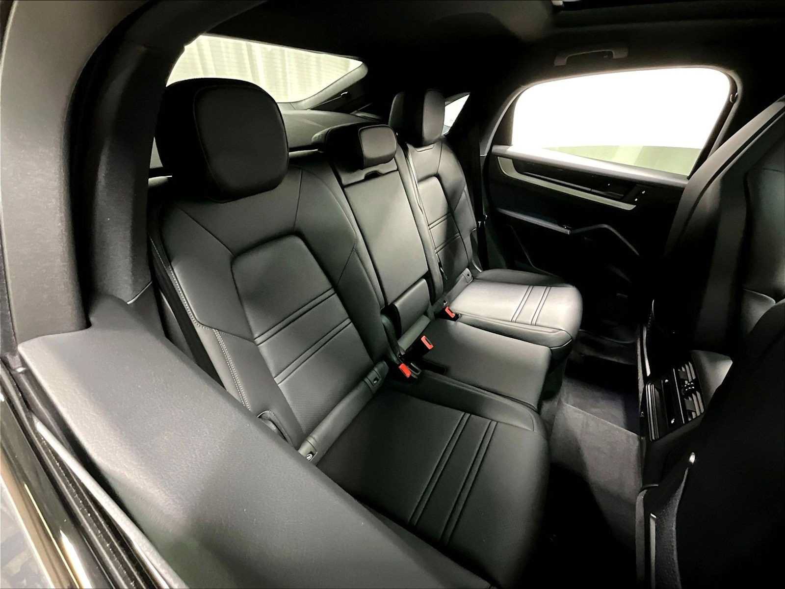 New 2026 Porsche Cayenne Coupe AWD/4WD image 30