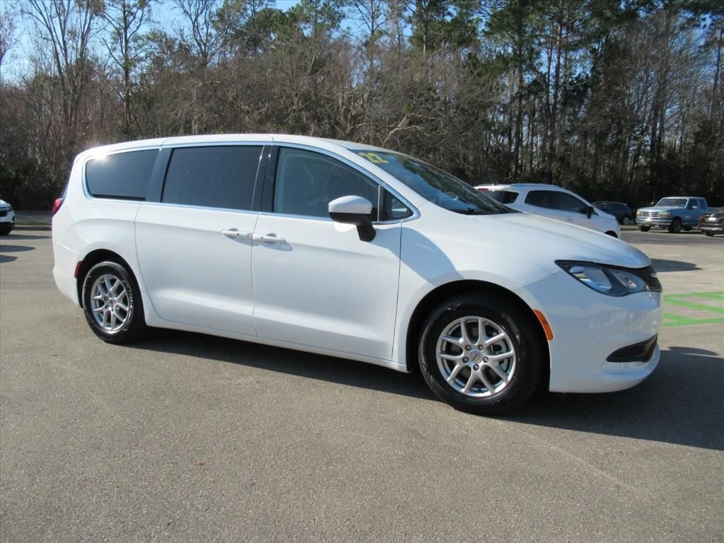 Used 2022 Chrysler Voyager LX image 2