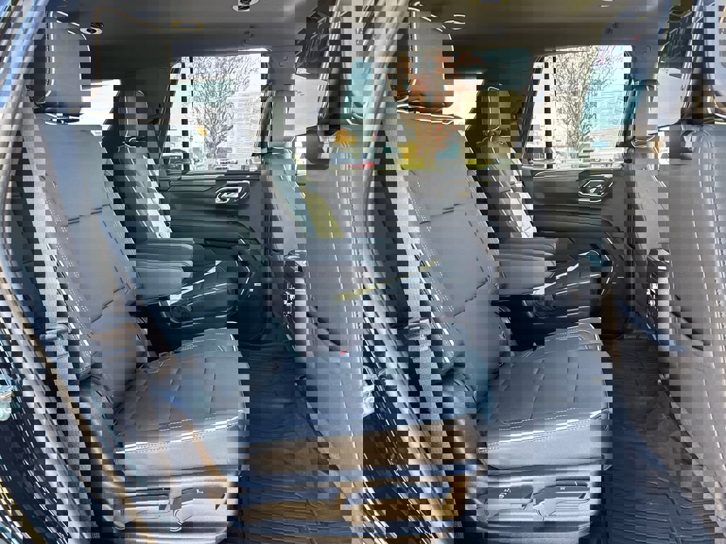 Used 2023 GMC Yukon SLT w/ SLT Luxury Package image 38