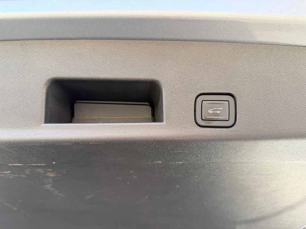 Used 2025 Chevrolet Traverse RS AWD/4WD image 38