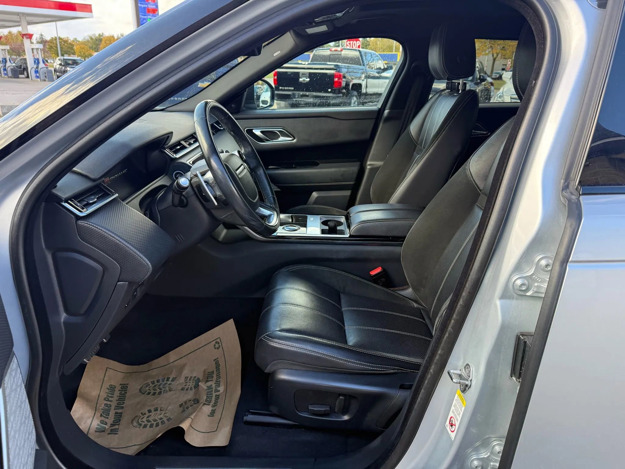 Used 2018 Land Rover Range Rover Velar R-Dynamic SE image 18