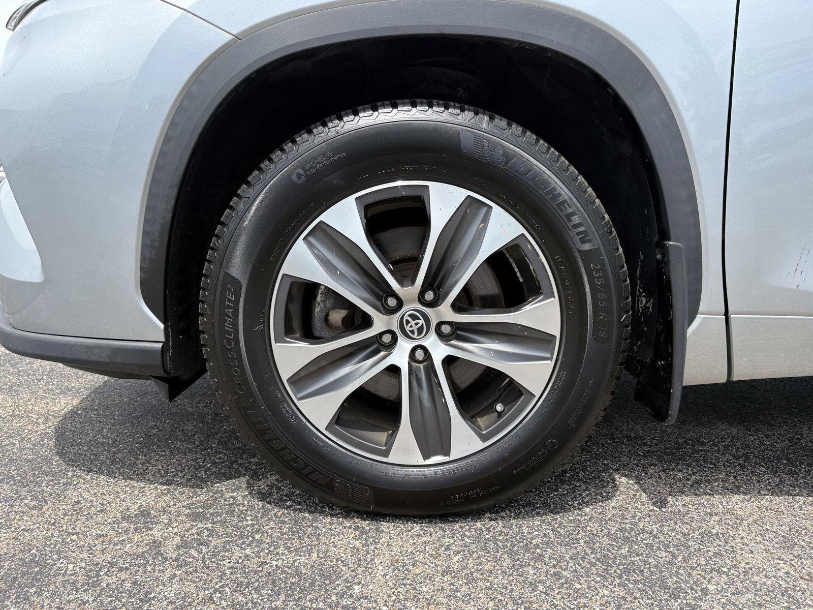 Used 2021 Toyota Highlander XLE AWD/4WD image 24