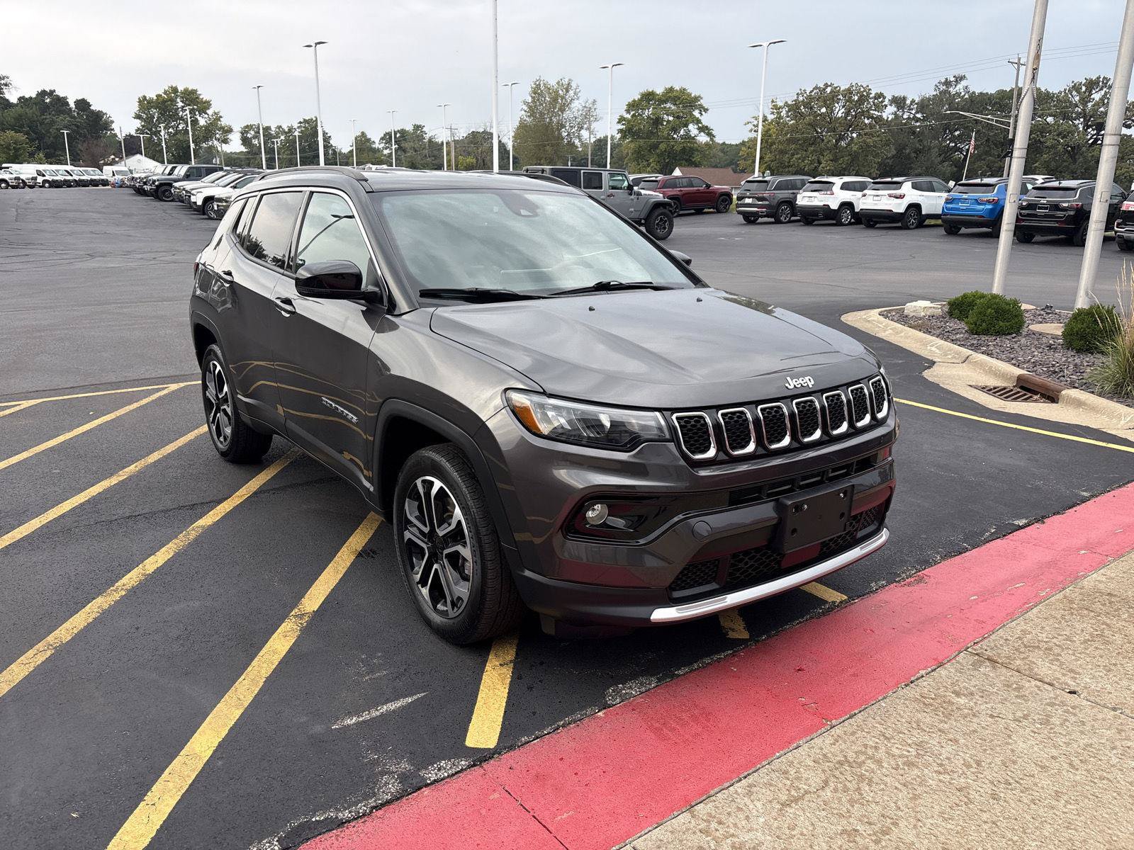 Used 2023 Jeep Compass Limited AWD/4WD image 3