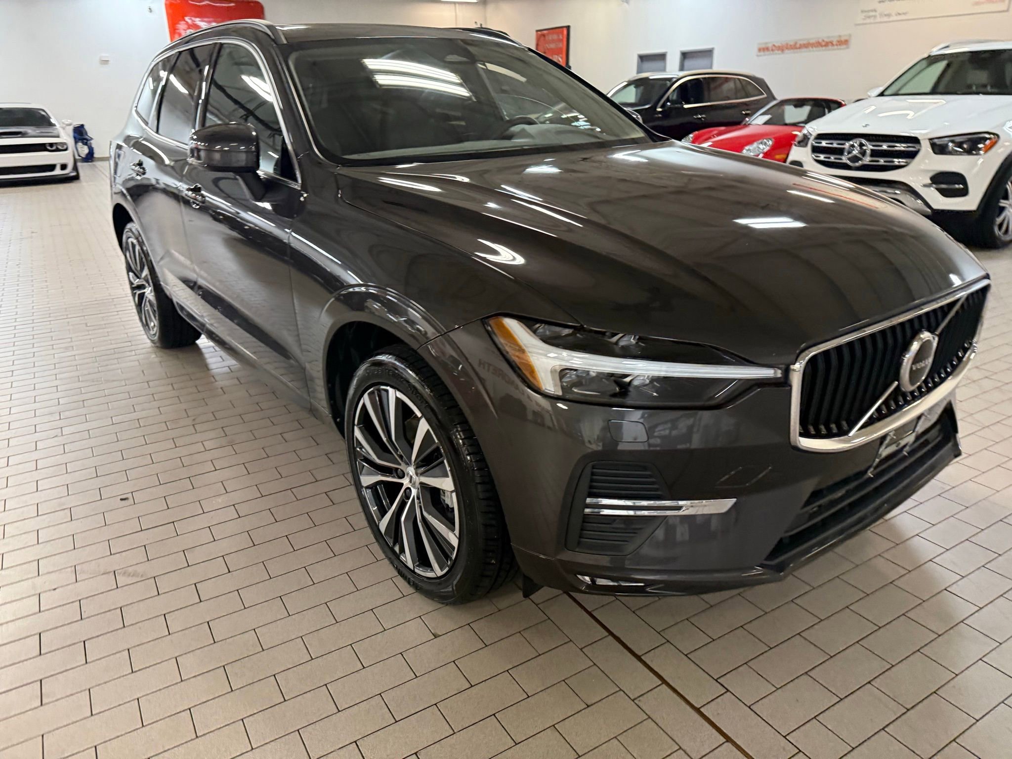 Used 2022 Volvo XC60 B5 Momentum w/ Climate Package image 4