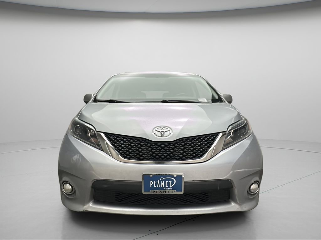 Used 2015 Toyota Sienna SE FWD image 2