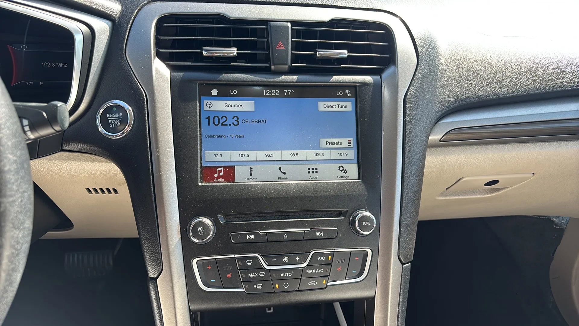 Used 2017 Ford Fusion SE w/ Fusion SE Technology Package image 6