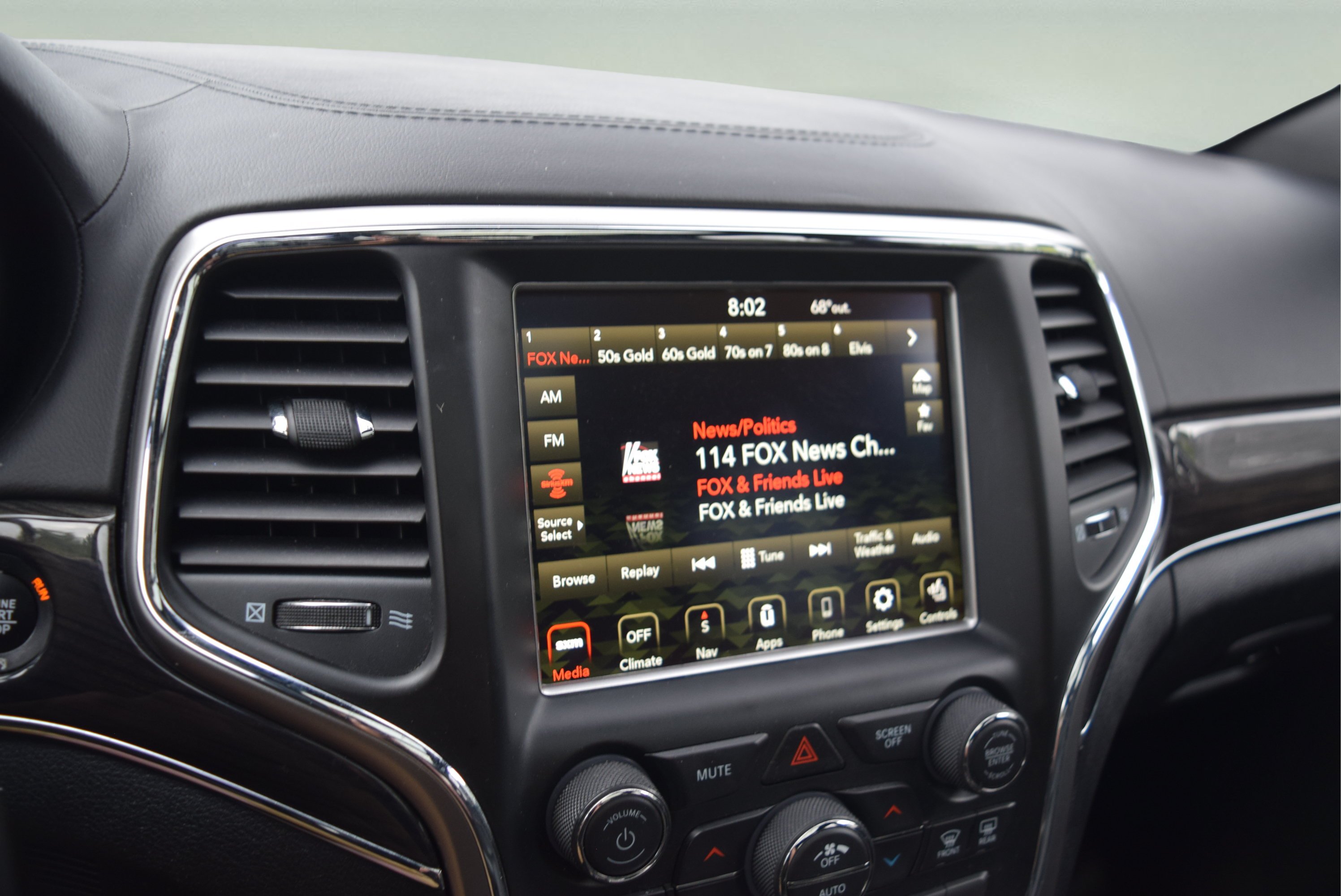 Used 2018 Jeep Grand Cherokee Overland AWD/4WD image 15