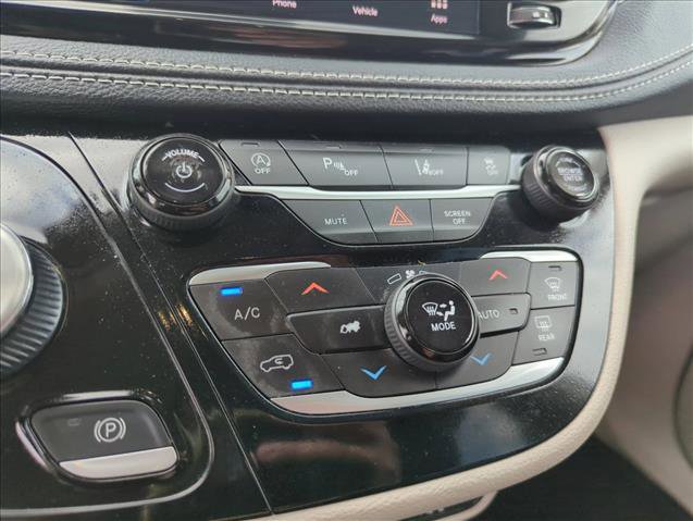 Used 2023 Chrysler Pacifica Touring-L FWD image 11