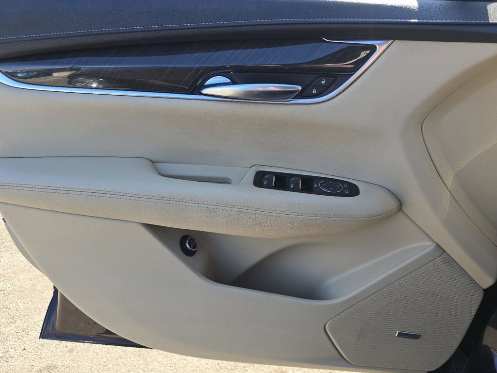 Used 2018 Cadillac XT5 AWD image 24
