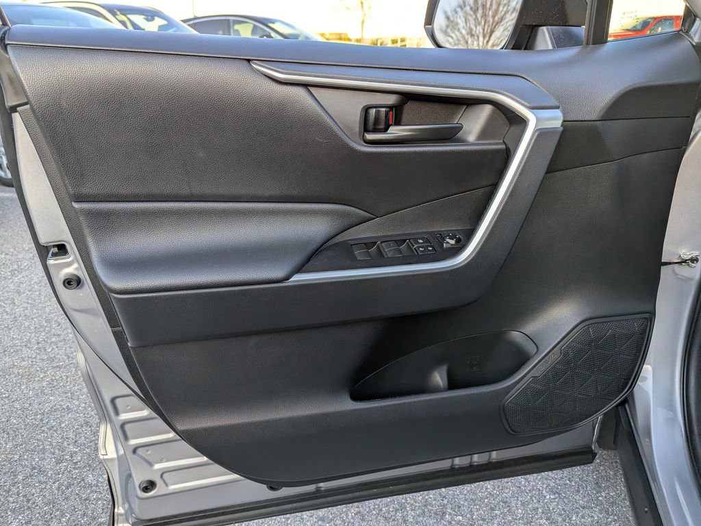 Used 2021 Toyota RAV4 LE AWD/4WD image 16