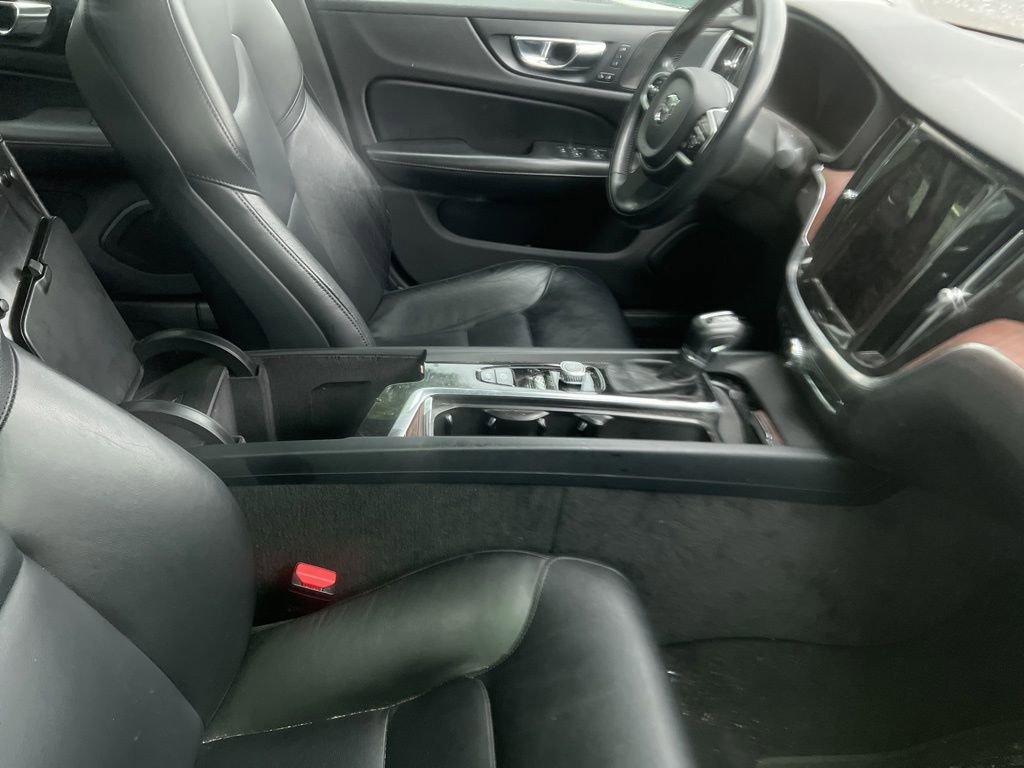 Used 2021 Volvo S60 T6 Momentum AWD/4WD image 5