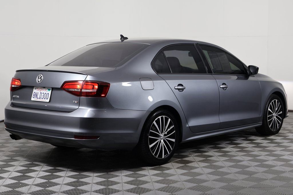 Used 2016 Volkswagen Jetta Sport w/ Lighting Package FWD image 5