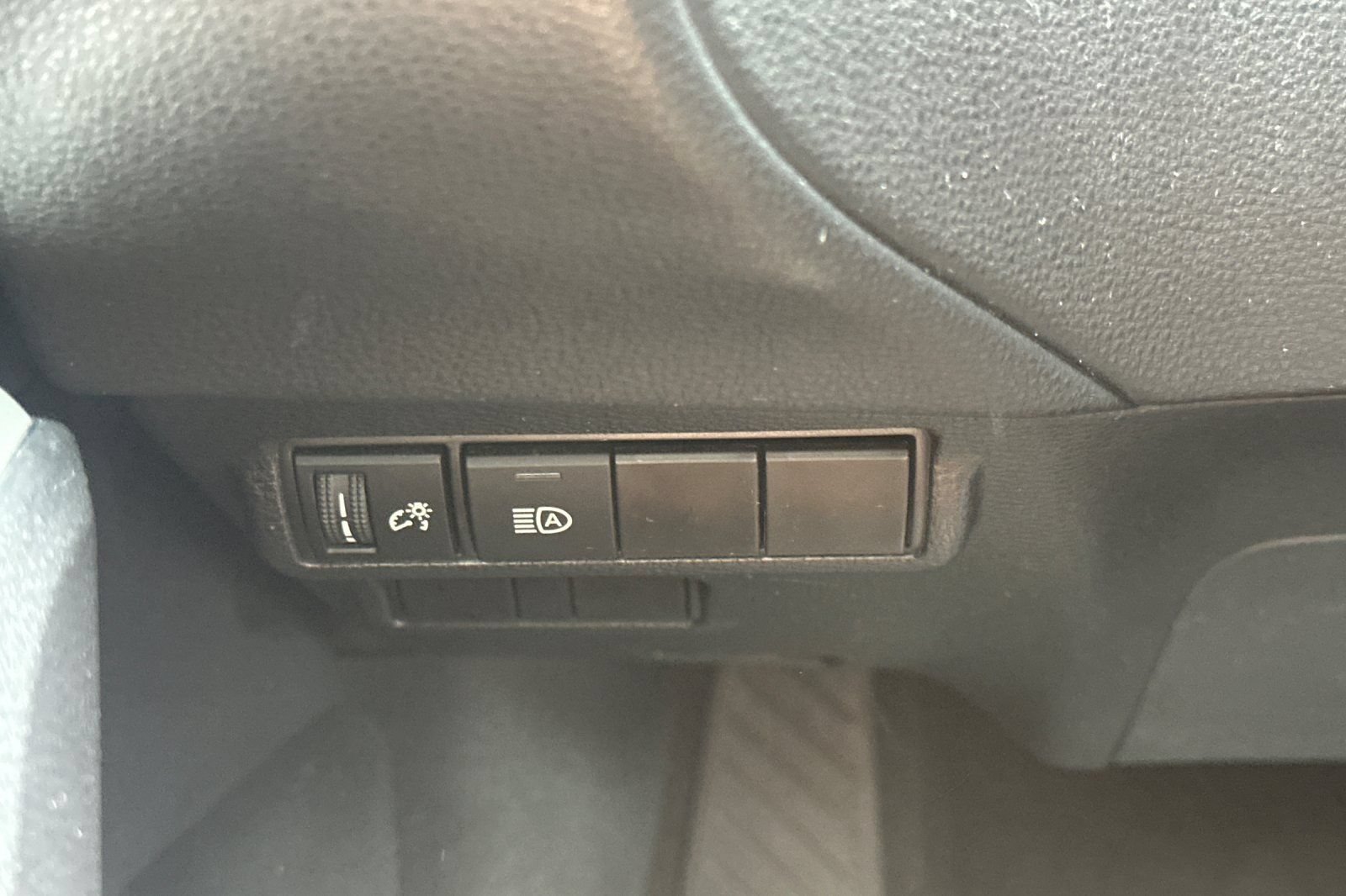 Certified 2025 Toyota Corolla Cross LE FWD image 31