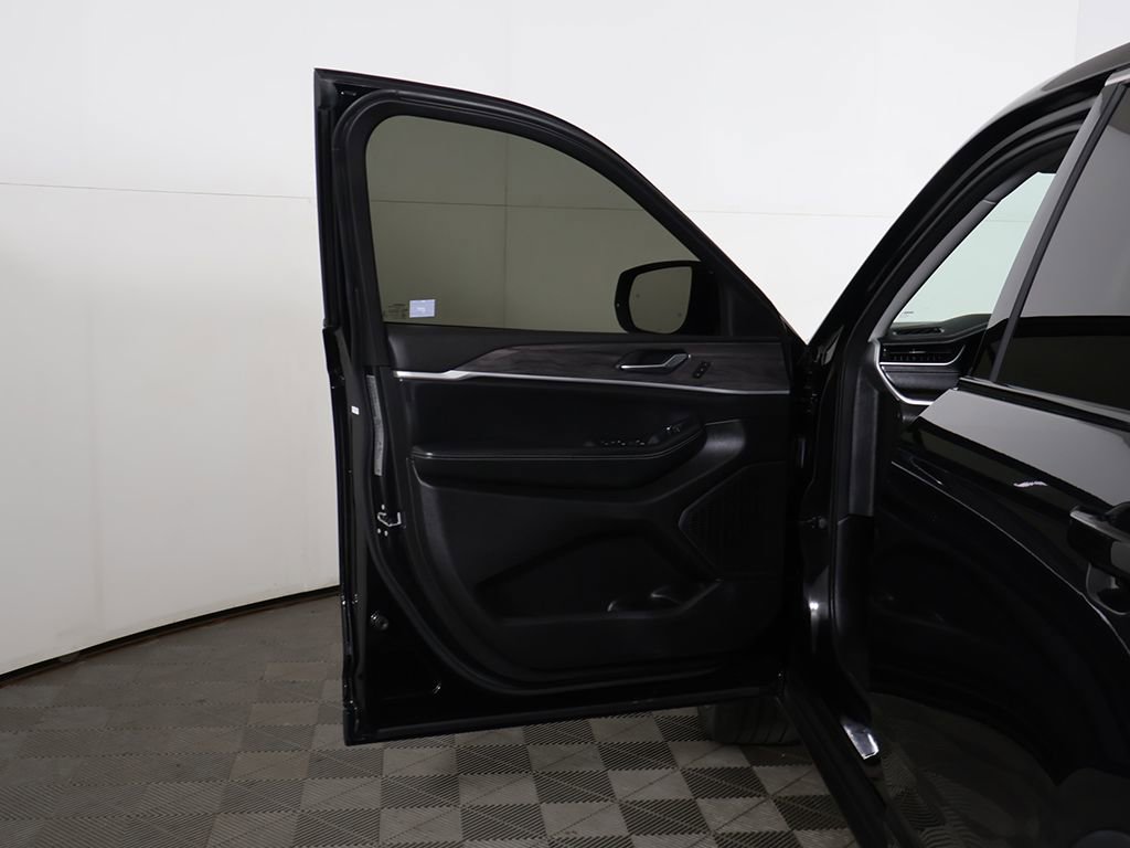 Used 2023 Jeep Grand Cherokee Limited AWD/4WD image 19