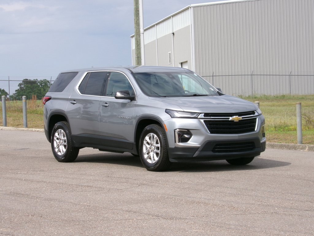 Used 2023 Chevrolet Traverse LS image 2